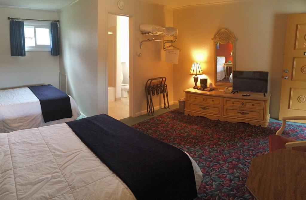 Cedar Motor Inn Маркетт Экстерьер фото