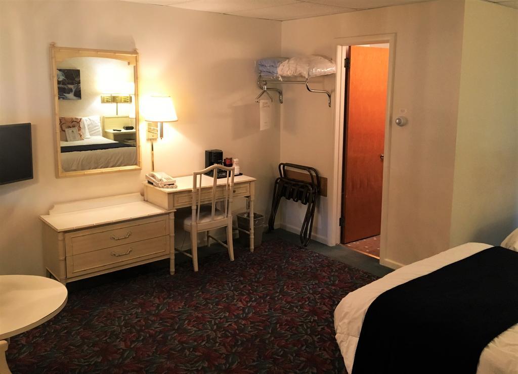 Cedar Motor Inn Маркетт Экстерьер фото