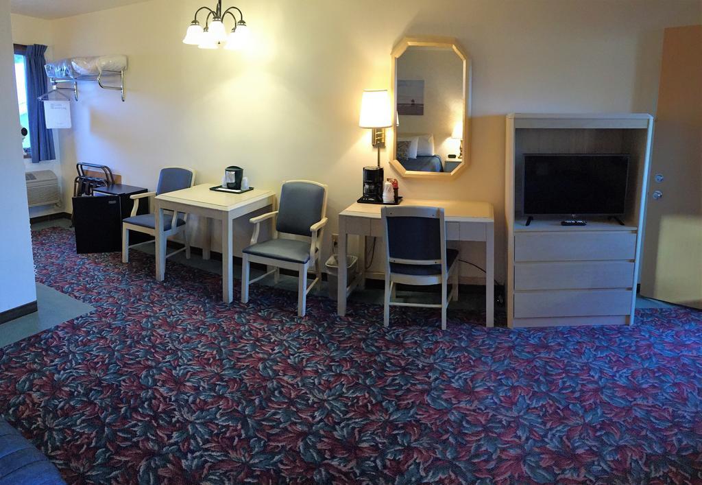 Cedar Motor Inn Маркетт Экстерьер фото
