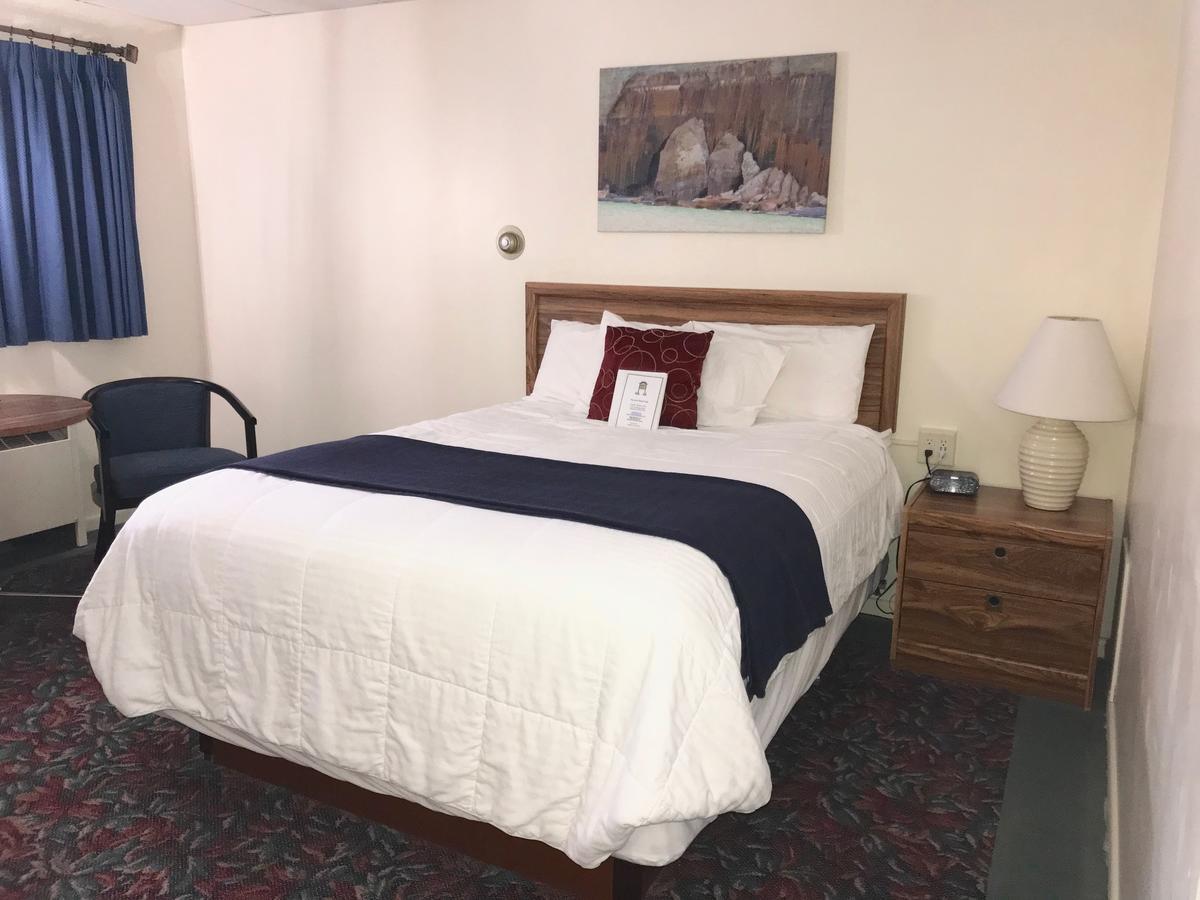 Cedar Motor Inn Маркетт Экстерьер фото