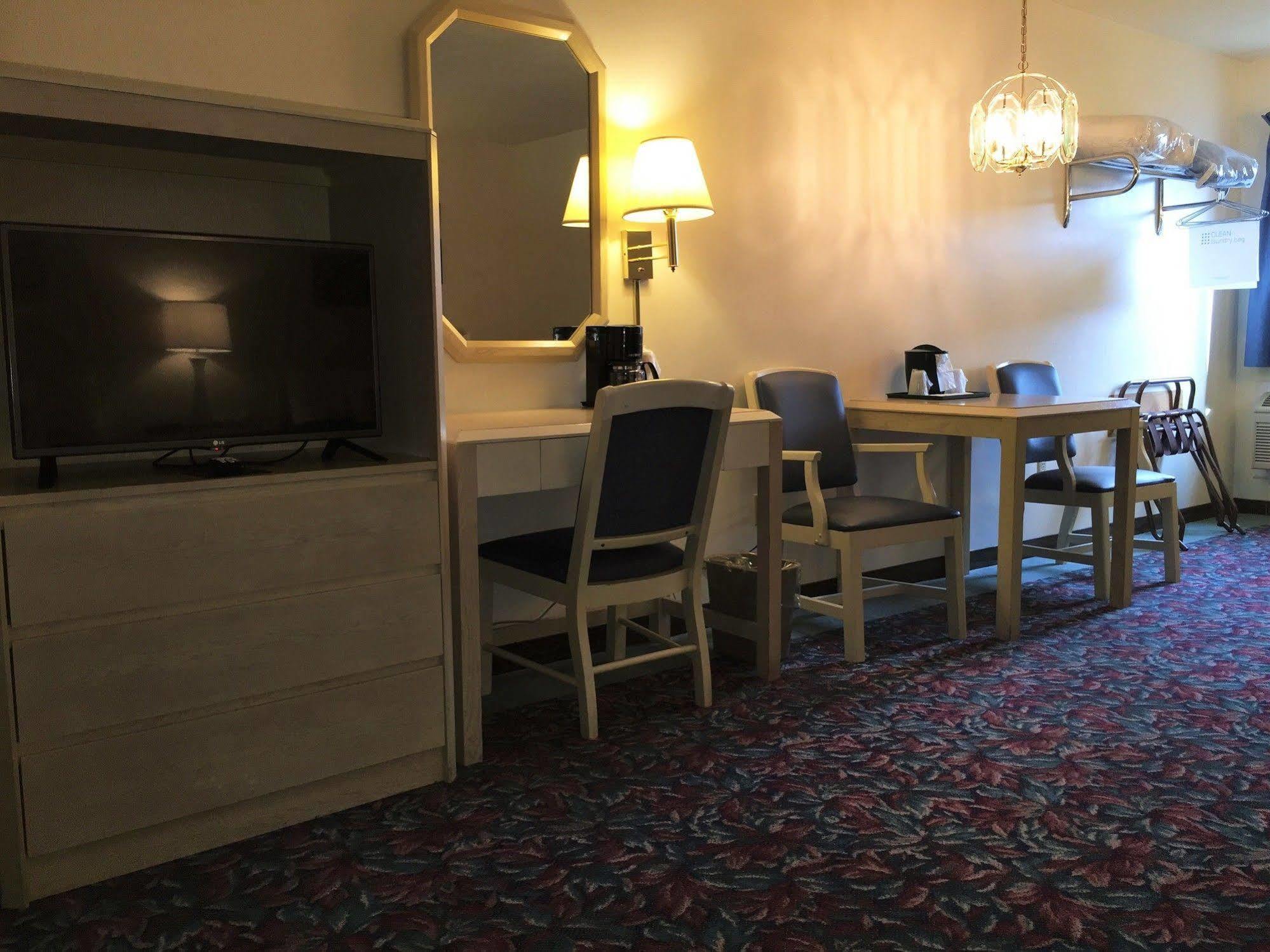 Cedar Motor Inn Маркетт Экстерьер фото