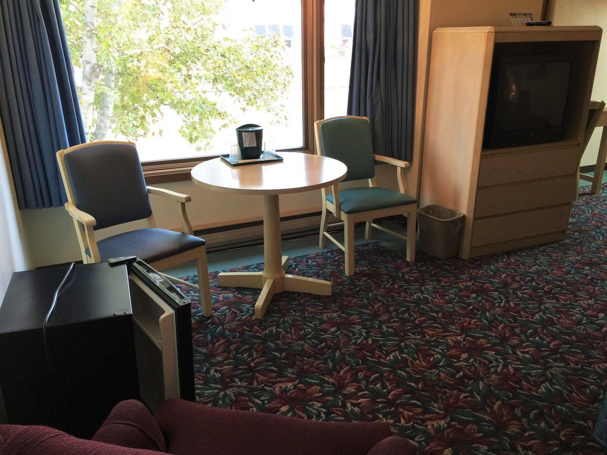 Cedar Motor Inn Маркетт Экстерьер фото