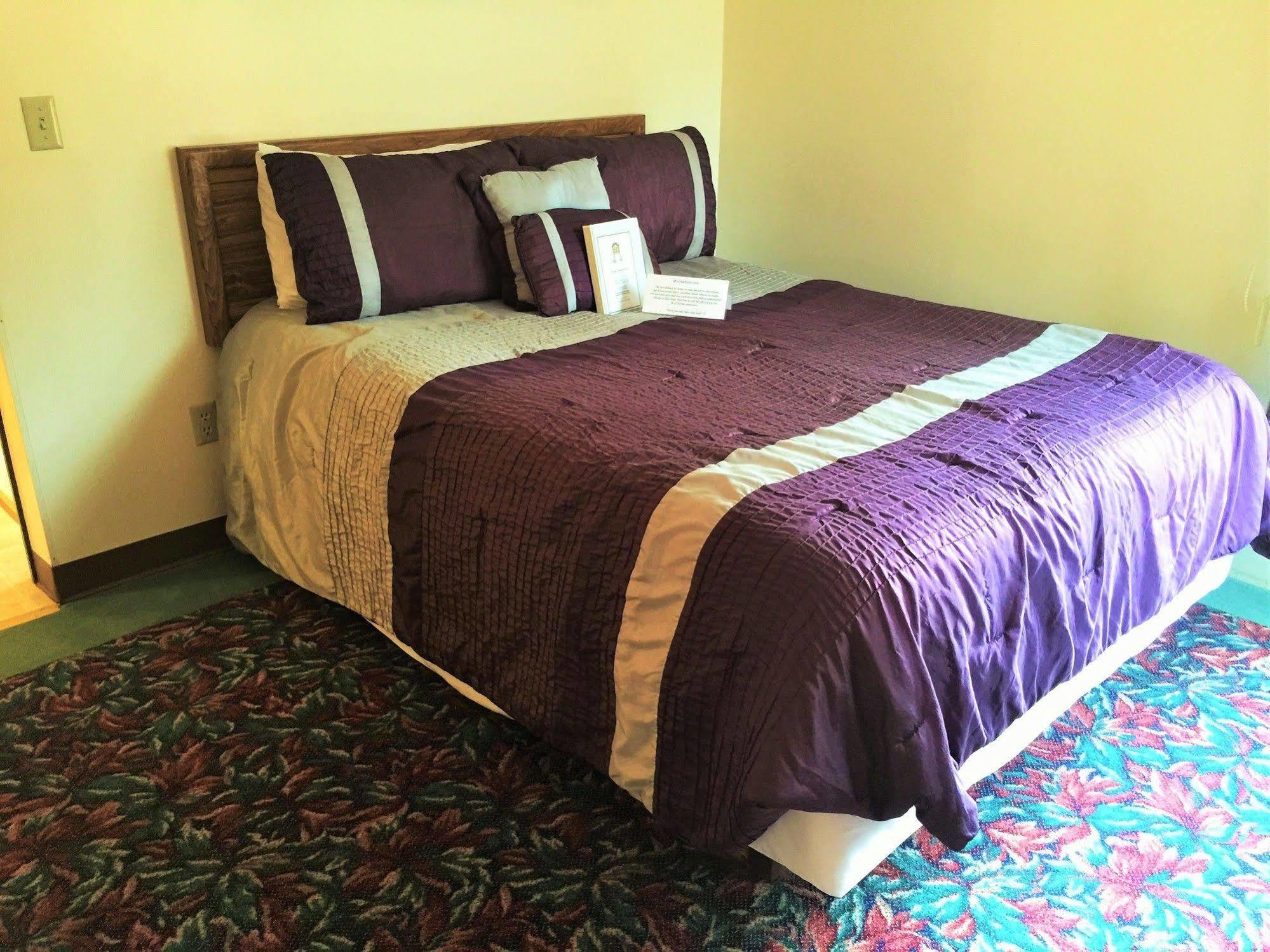 Cedar Motor Inn Маркетт Экстерьер фото