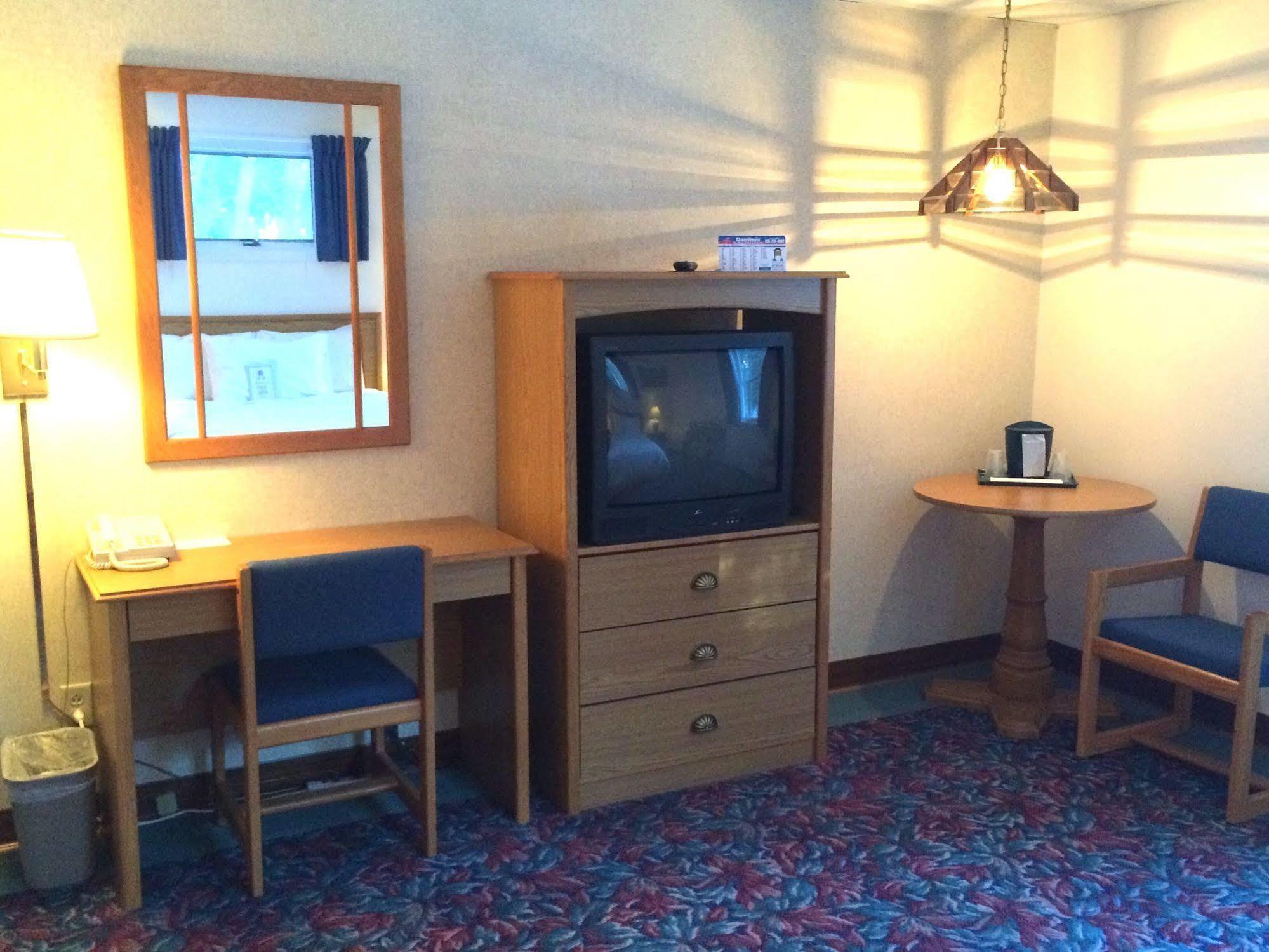 Cedar Motor Inn Маркетт Экстерьер фото